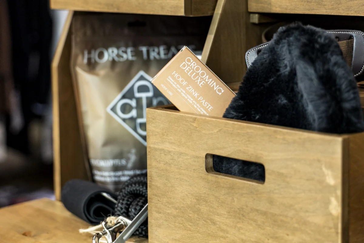 Drewniane skrzynki ze szczotkami, przysmakami Horse Treats i pasta do kopyt Grooming Deluxe